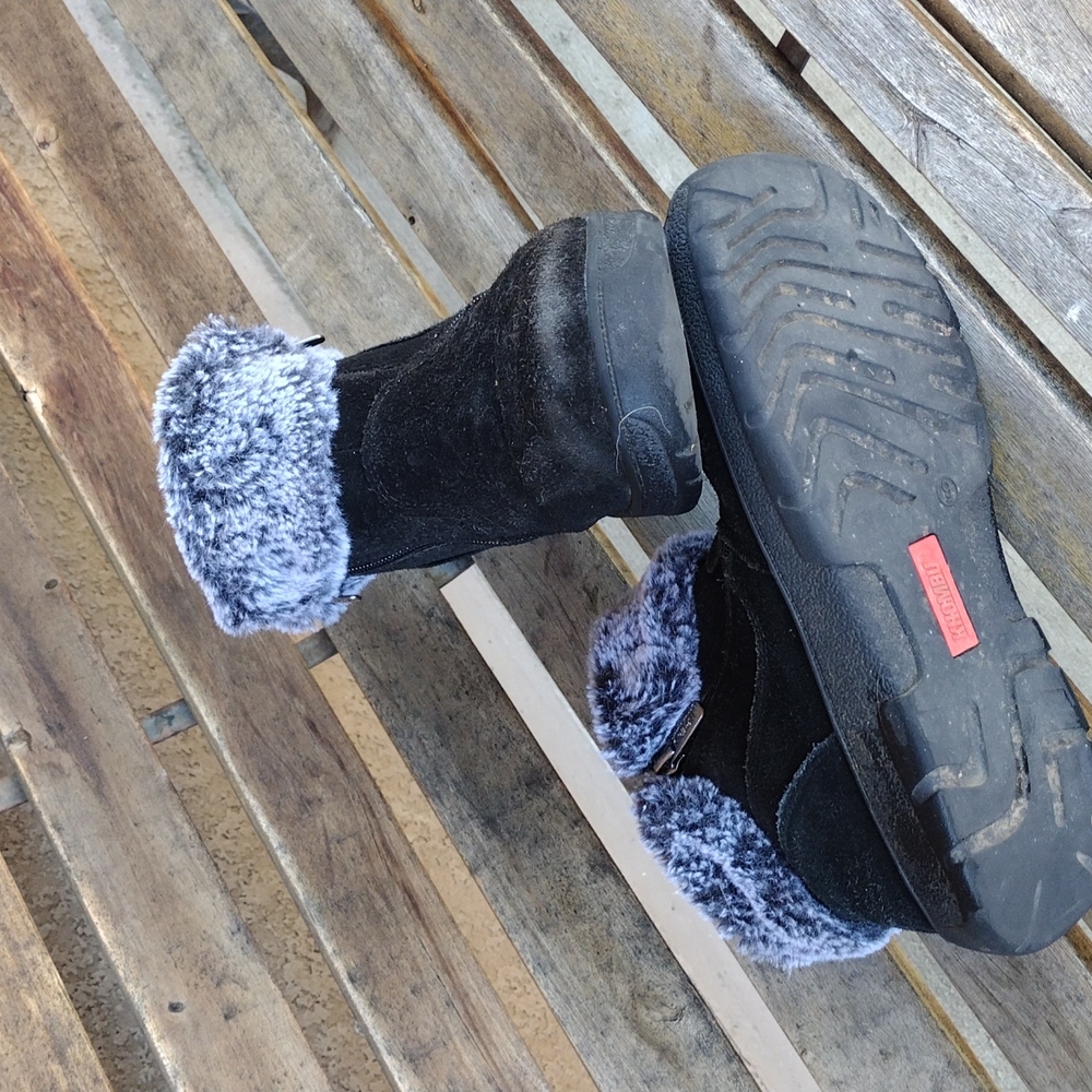 Khombu black boots with gray fur